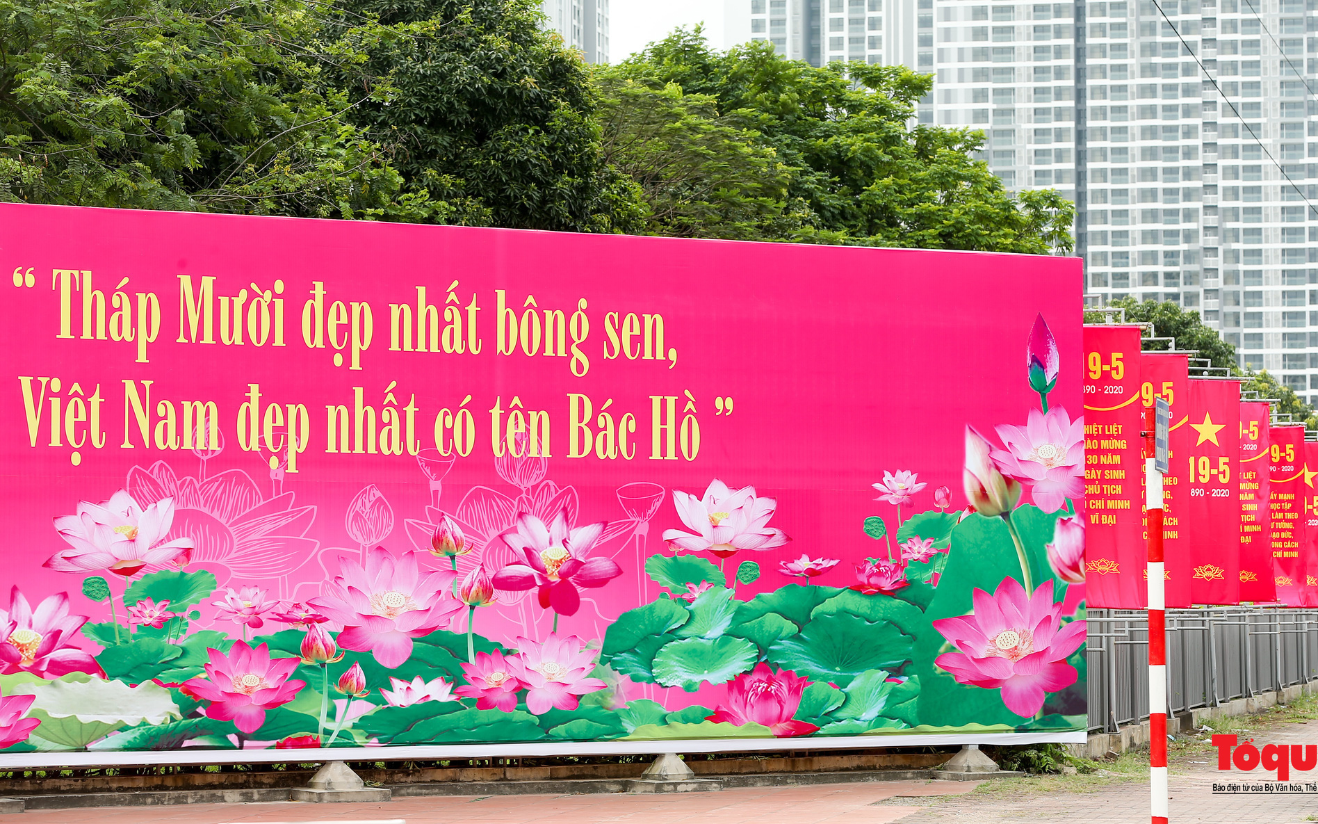Hà Nội trang hoàng rực rỡ kỷ niệm 130 năm Ngày sinh Chủ tịch Hồ Chí Minh