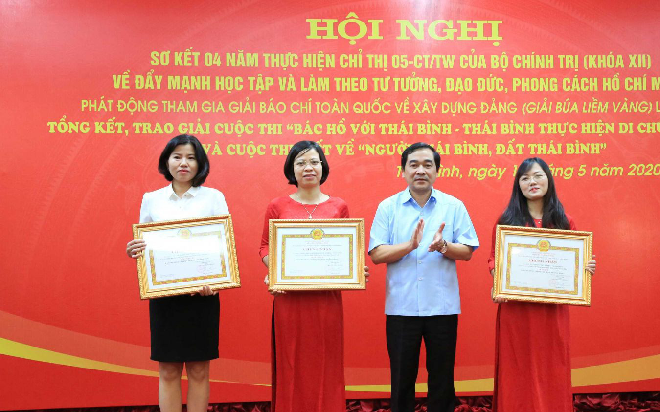 Trao giải Cuộc thi tìm hiểu "Bác Hồ với Thái Bình - Thái Bình thực hiện Di chúc của Bác"