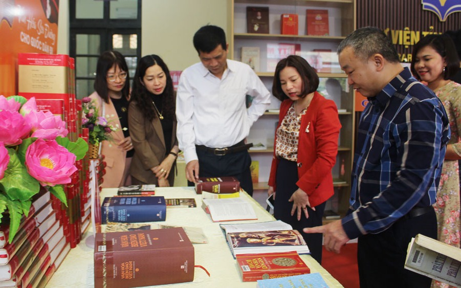 Thư viện tỉnh Bắc Giang trưng bày hơn 600 tài liệu kỷ niệm 80 năm ra đời 