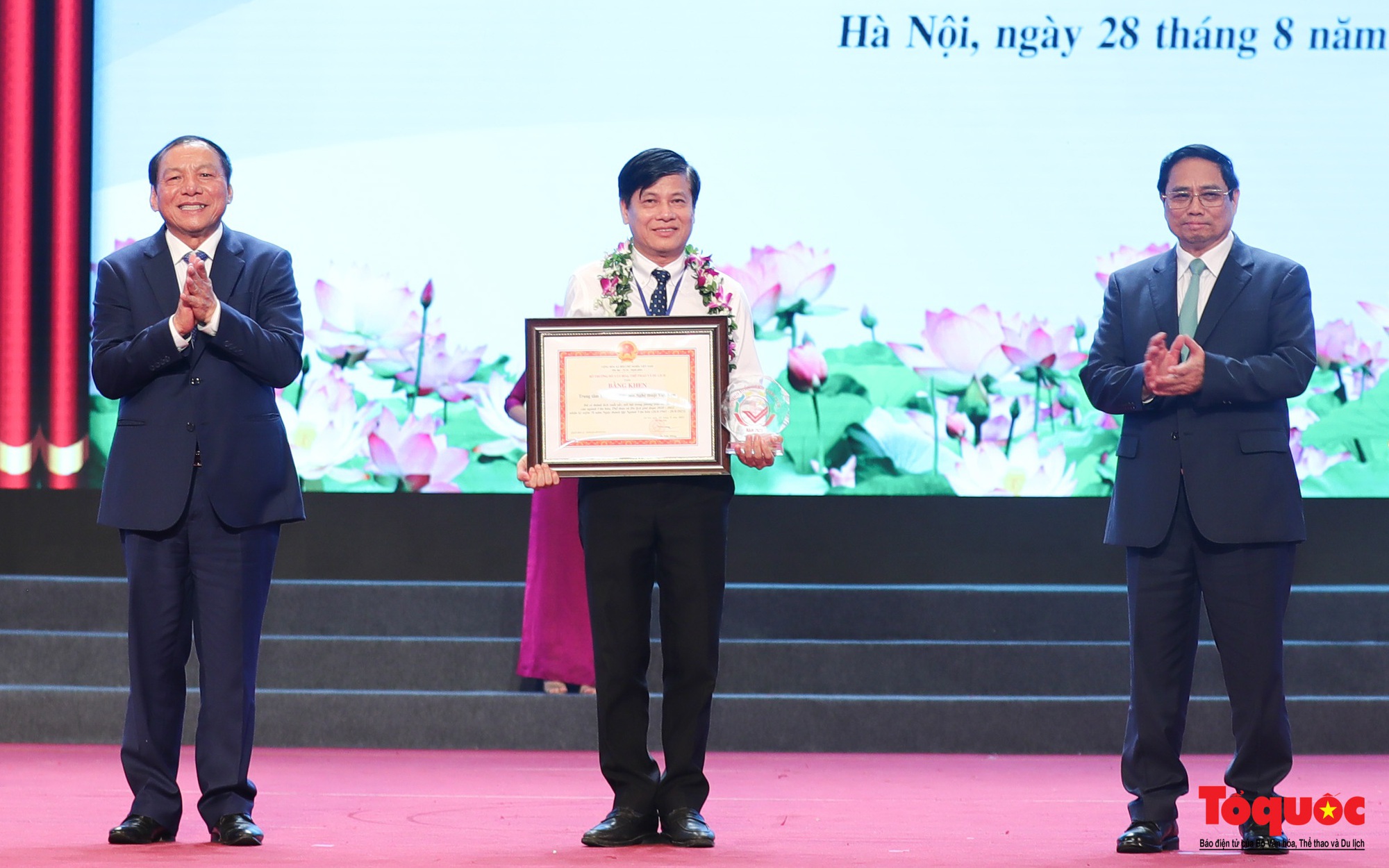 Chùm ảnh: Lễ vinh danh 78 tập thể, cá nhân điển hình tiên tiến trong lĩnh vực văn hóa toàn quốc