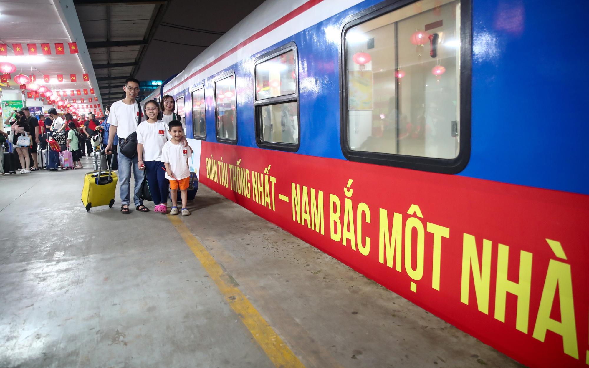 “Đoàn tàu Thống Nhất” xuất phát tại ga Hà Nội vào TP. Hồ Chí Minh mừng 50 năm đất nước thống nhất