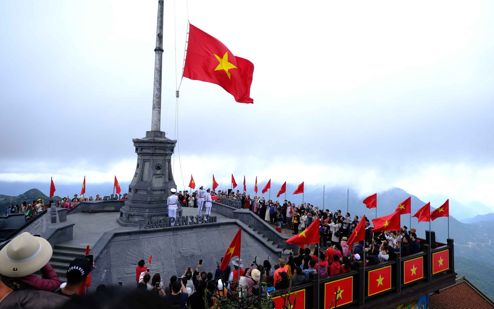 Thiêng liêng Lễ chào cờ trên đỉnh Fansipan