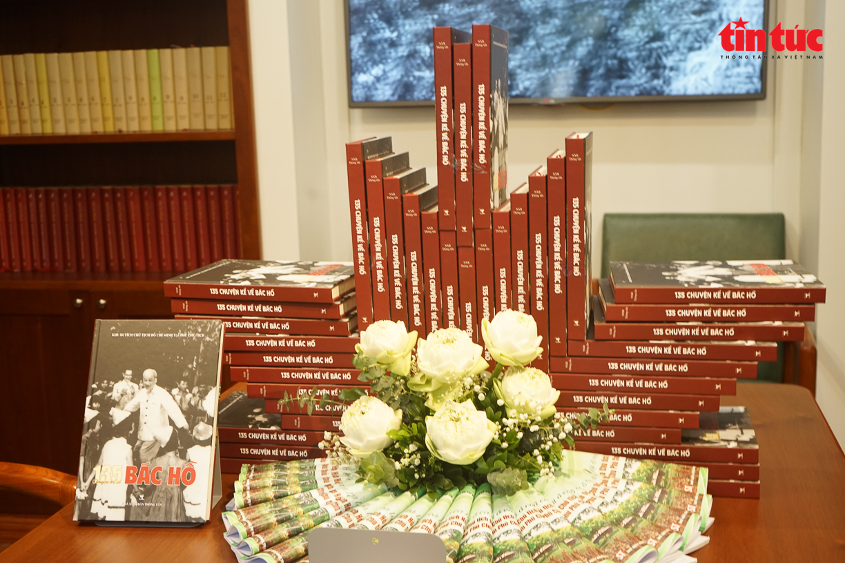 Ra mắt cuốn sách '135 Chuyện kể về Bác Hồ'