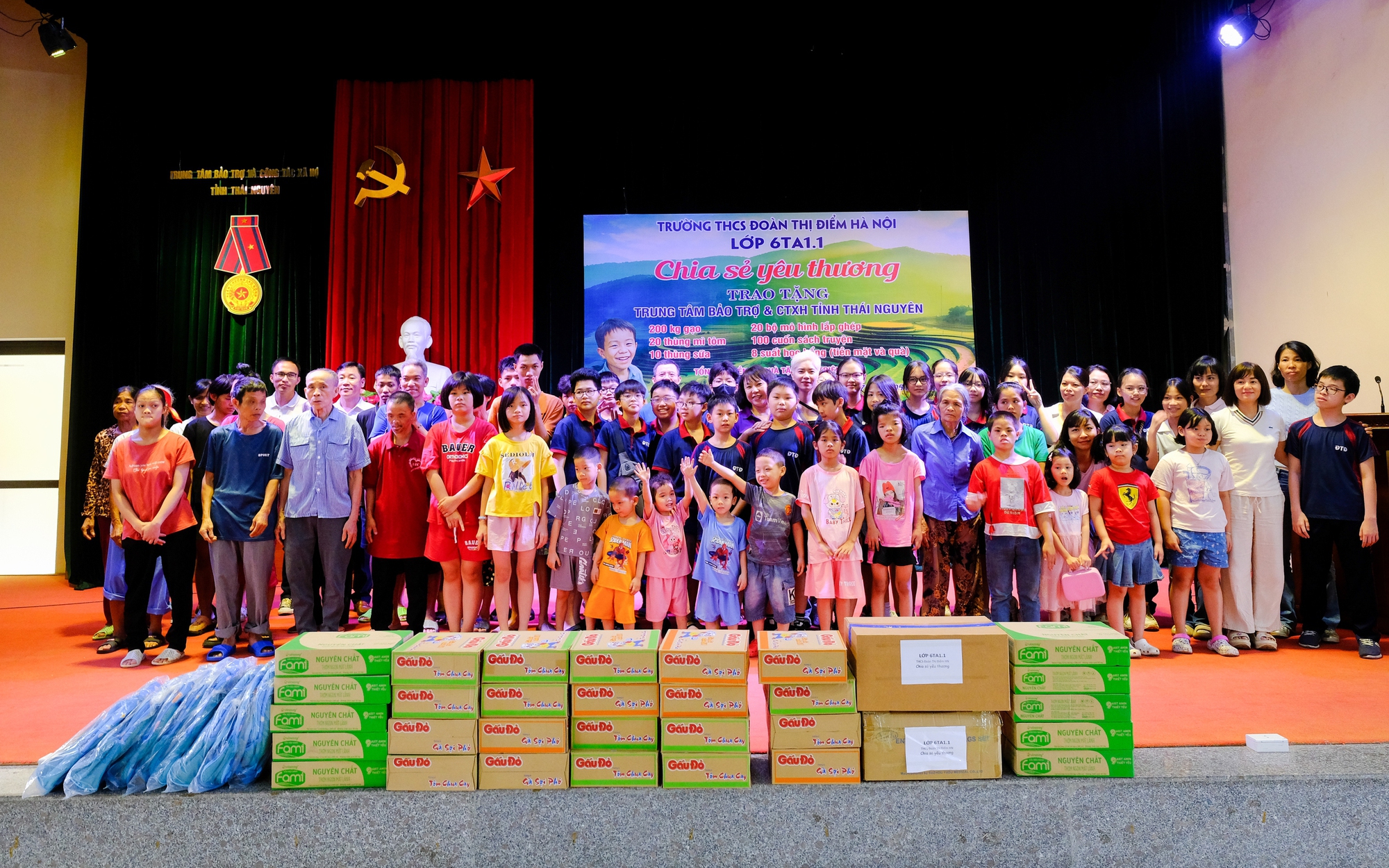 Học sinh Trường Đoàn Thị Điểm thăm tặng quà những người có hoàn cảnh khó khăn và tàn tật