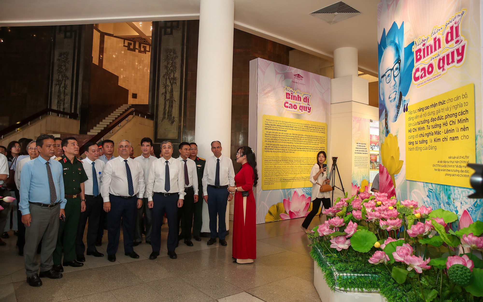 Triển lãm hơn 200 tài liệu, bài viết và hiện vật “Những tấm gương bình dị mà cao quý”