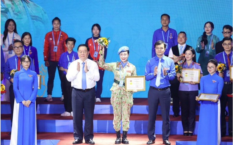 Thanh niên Việt Nam rèn tâm trong, luyện trí sáng, xây lực cường noi gương Bác Hồ