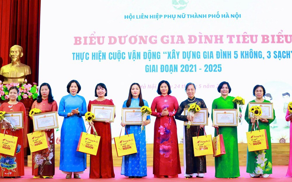 Biểu dương gia đình tiêu biểu trong thực hiện Cuộc vận động “Xây dựng gia đình 5 không, 3 sạch”