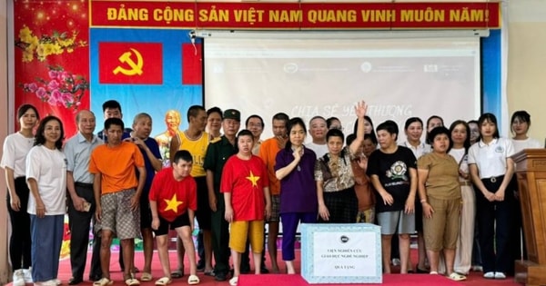 Tặng quà các nạn nhân nhiễm chất độc da cam