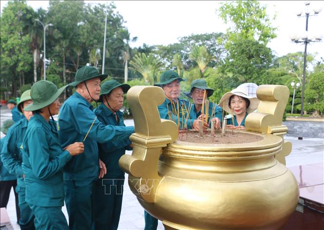 Thầm lặng chăm lo phần mộ các anh hùng, liệt sỹ