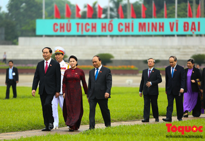 Hình ảnh trang nghiêm các đại biểu Quốc hội vào Lăng viếng Chủ tịch Hồ Chí Minh