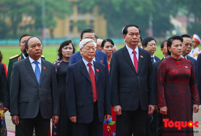 Hình ảnh trang nghiêm các đại biểu Quốc hội vào Lăng viếng Chủ tịch Hồ Chí Minh