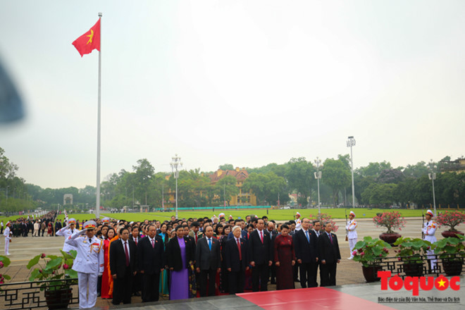 Hình ảnh trang nghiêm các đại biểu Quốc hội vào Lăng viếng Chủ tịch Hồ Chí Minh