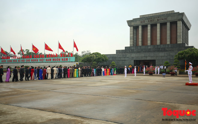Hình ảnh trang nghiêm các đại biểu Quốc hội vào Lăng viếng Chủ tịch Hồ Chí Minh