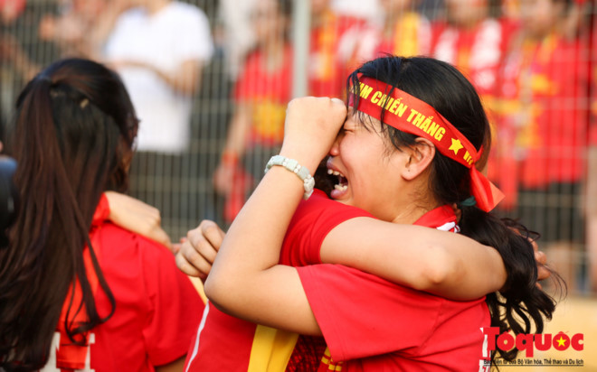 Chiến thắng của U23 Việt Nam tại bán kết: Từ giọt nước mắt đến cảm xúc vỡ òa của CĐV Việt Nam