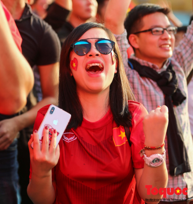 Chiến thắng của U23 Việt Nam tại bán kết: Từ giọt nước mắt đến cảm xúc vỡ òa của CĐV Việt Nam