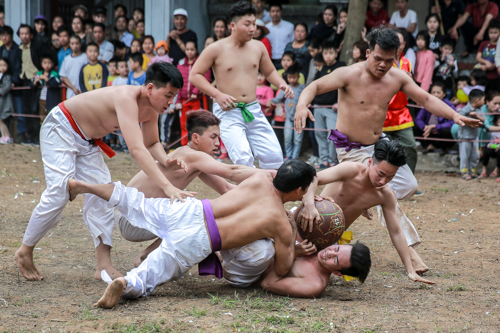 Sống lại tinh thần thượng võ tại lễ hội Vật cầu Thuý Lĩnh