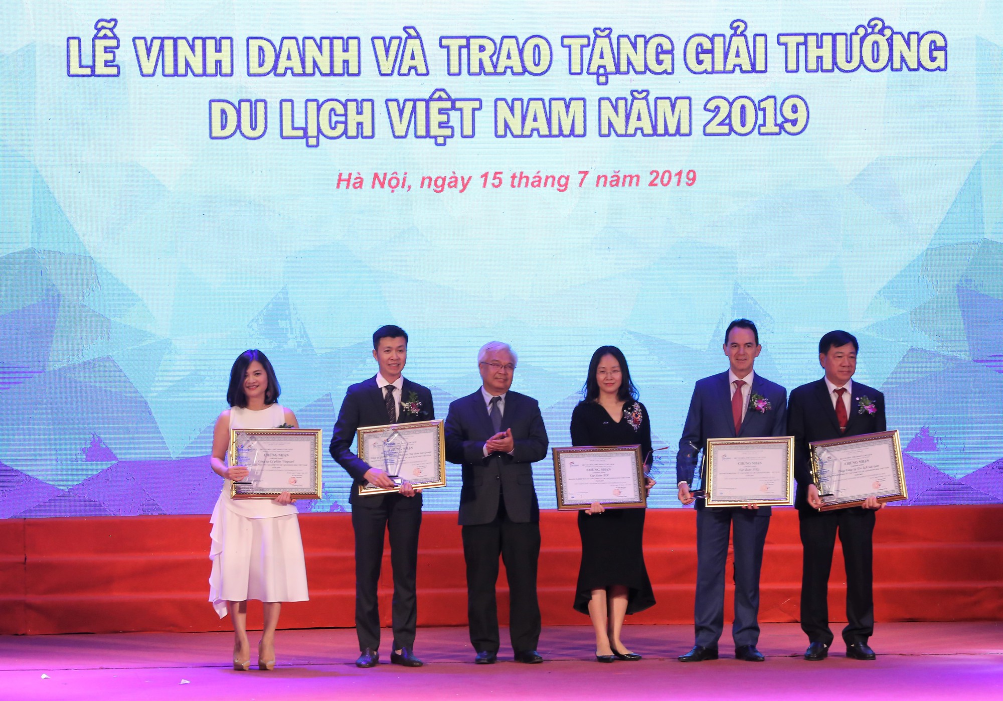 Chủ nhiệm Ủy ban Văn hóa, Giáo dục, Thanh niên, Thiếu niên và Nhi đồng của Quốc hội Phan Thanh Bình trao giải cho các doanh nghiệp kinh doanh trong lĩnh vực du lịch.