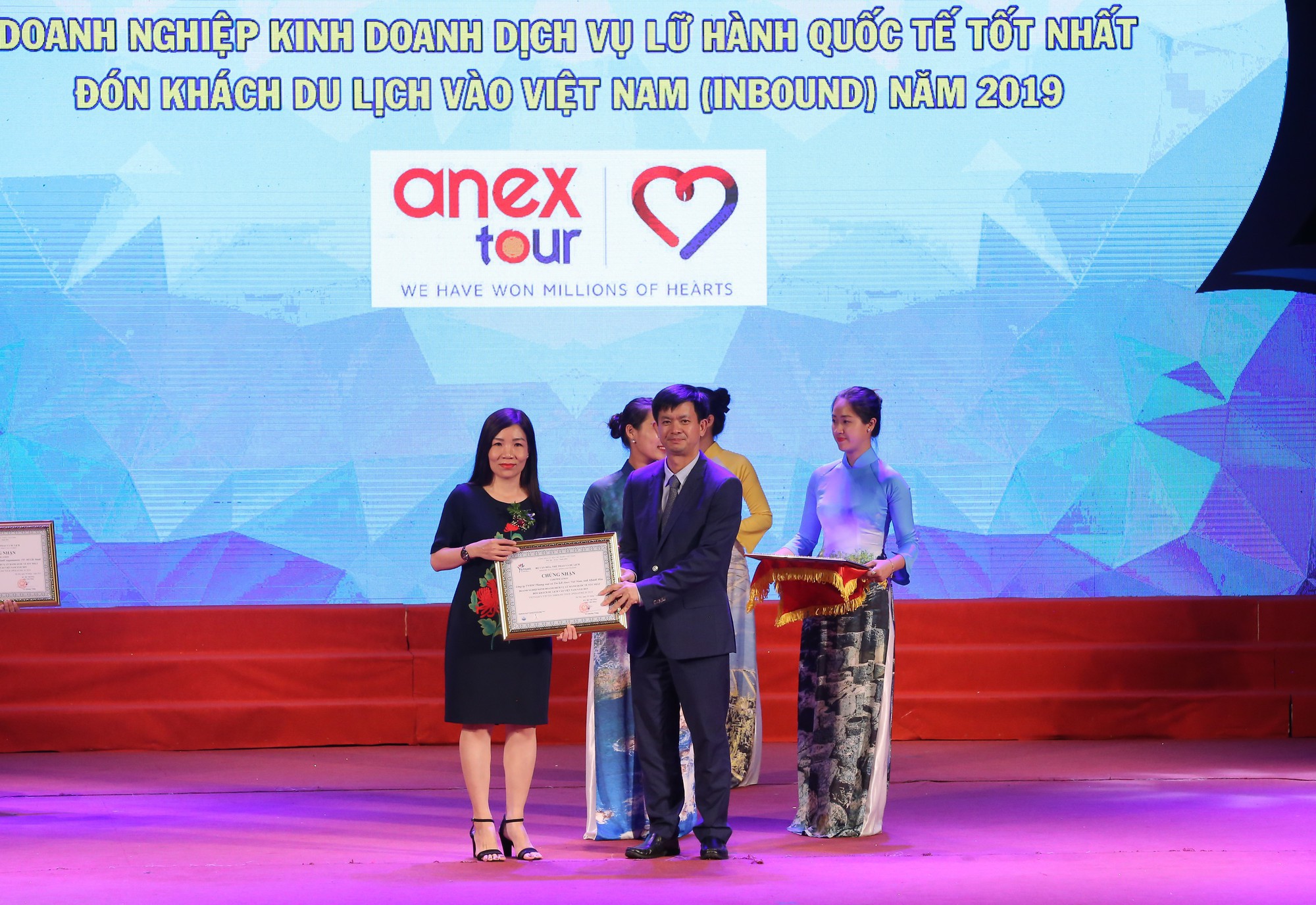 Thứ trưởng Bộ VHTTDL Lê Quang Tùng trao giải cho hạng mục doanh nghiệp kinh doanh lữ hành quốc tế tốt nhất.