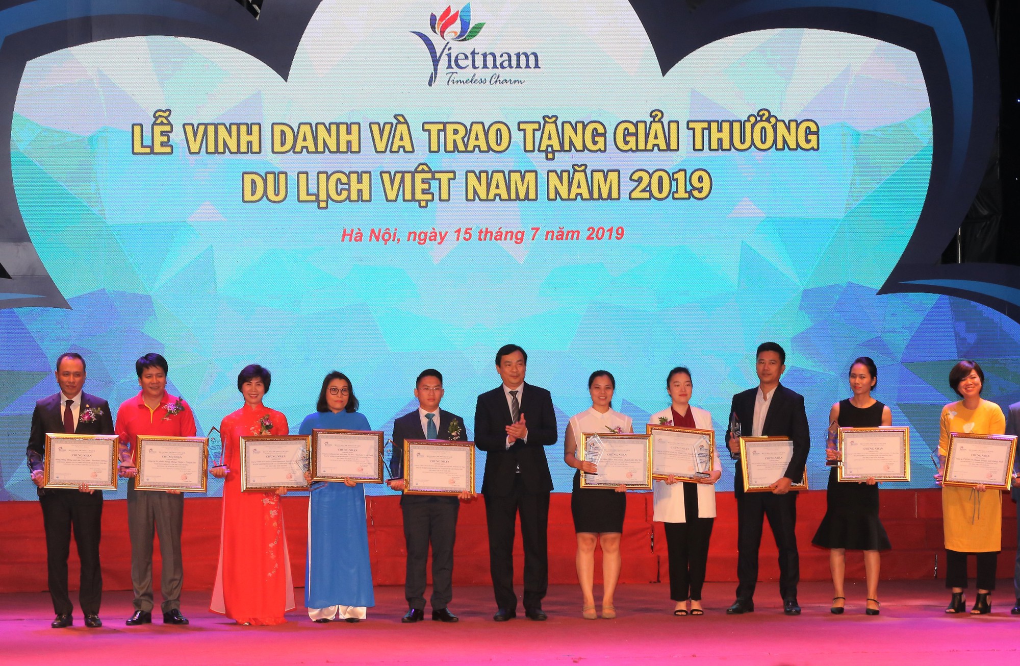 Tổng cục trưởng Tổng cục Du lịch Nguyễn Trùng Khánh trao giải cho doanh nghiệp kinh doanh vận tải khách du lịch đường thủy tốt nhất Việt Nam.