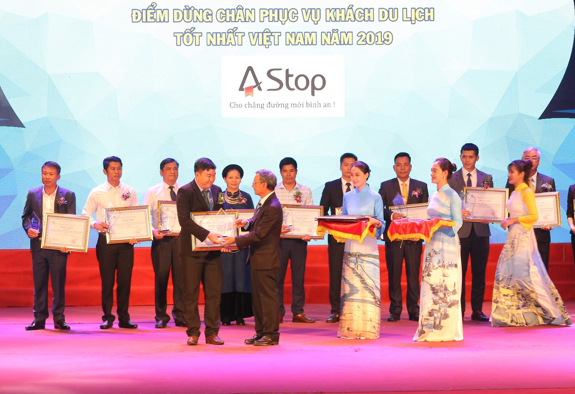 Chủ tịch Hiệp hội Du lịch Việt Nam Nguyễn Hữu Thọ trao giải cho các doanh nghiệp kinh doanh điểm dừng chân phục vụ khách du lịch.