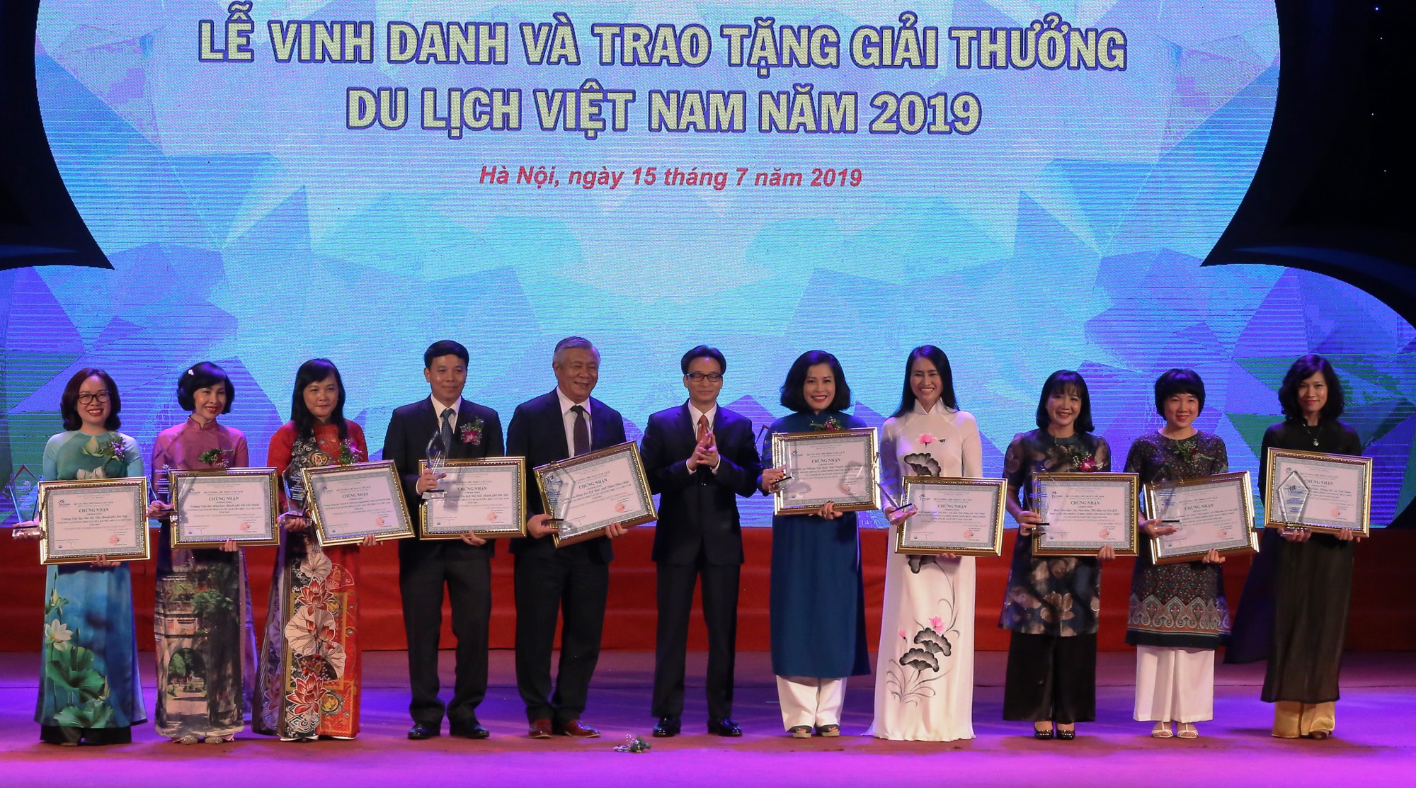 Phó Thủ tướng Vũ Đức Đam trao tặng giải thưởng cho đơn vị đào tạo nguồn nhân lực và truyền thông về du lịch.