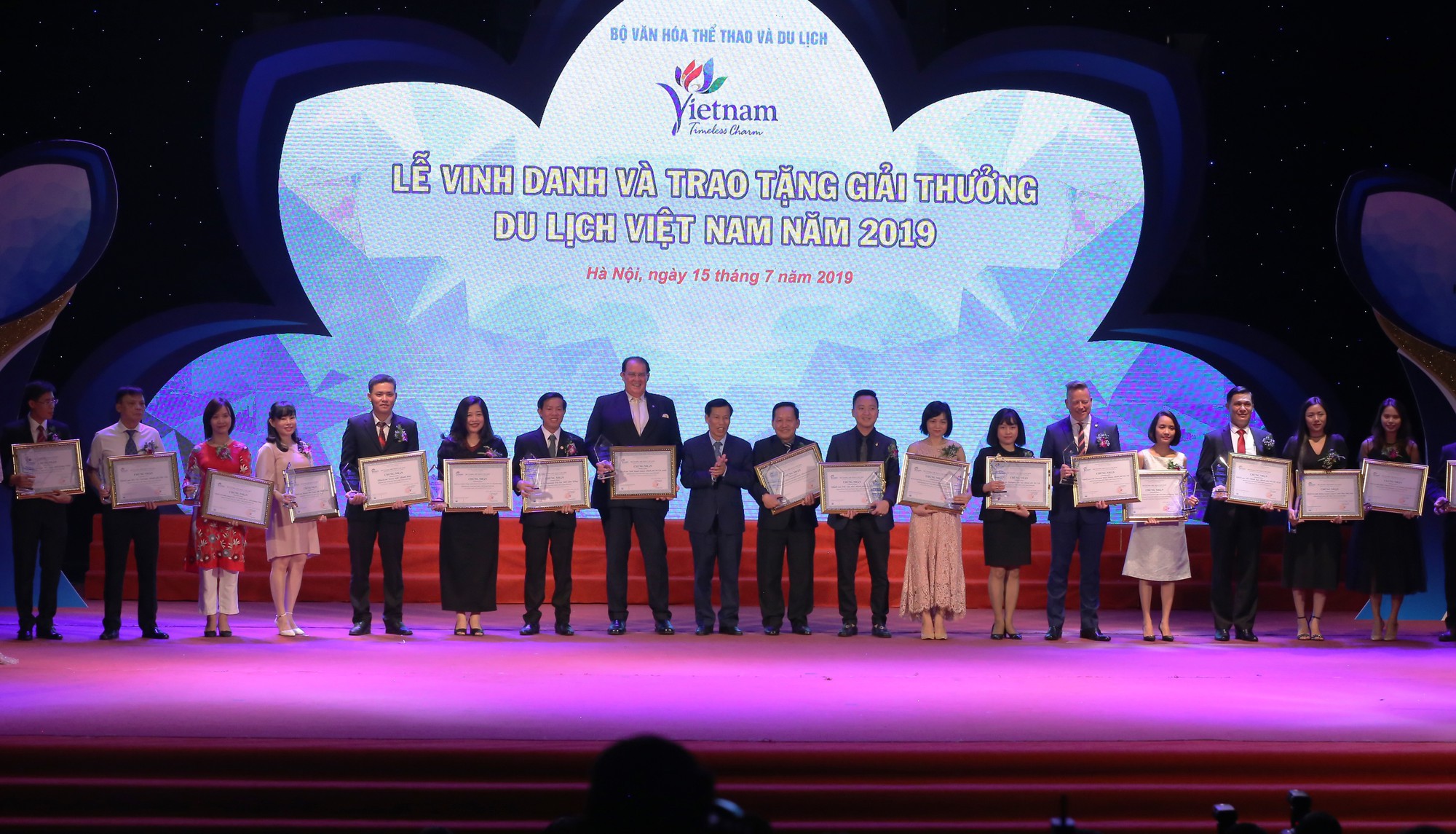 Năm 2019 có 10 khách sạn 5 sao tốt nhất Việt Nam; 10 khách sạn 4 sao tốt nhất Việt Nam.