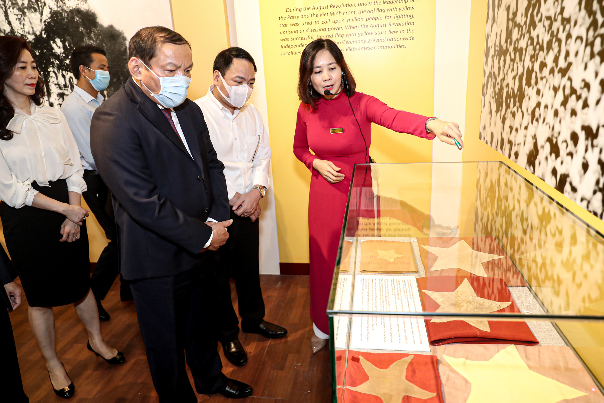 Đại biểu, khách mời tham quan gian trưng bày
