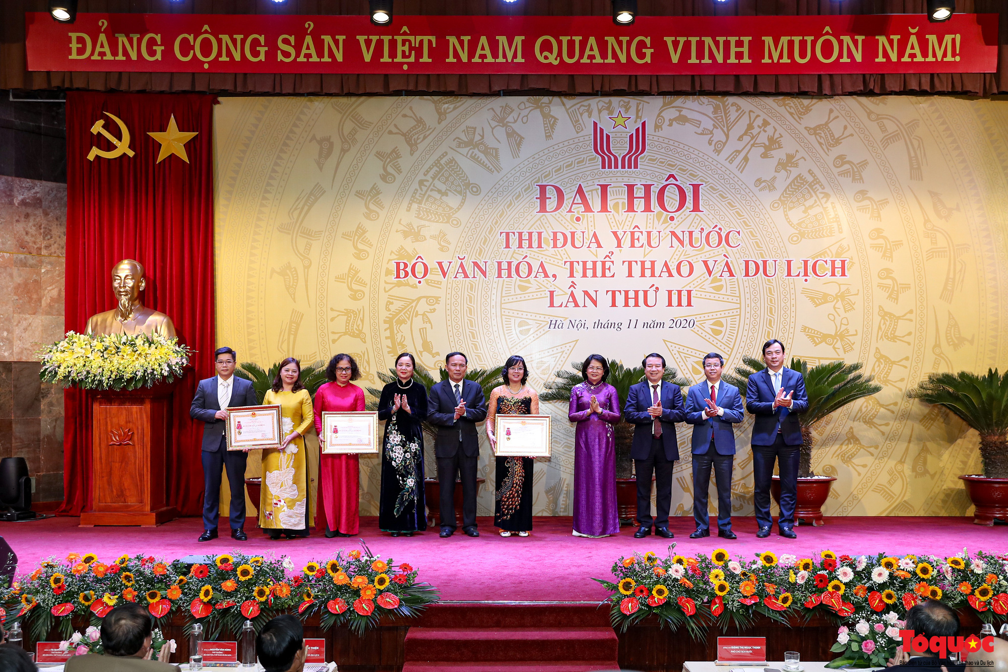 Thay mặt lãnh đạo Đảng, Nhà nước, Phó Chủ tịch nước Đặng Thị Ngọc Thịnh đã trao Huân chương Lao động cho các đơn vị có thành tích xuất sắc trong phong trào thi đua yêu nước của Bộ VHTTDL giai đoạn 201