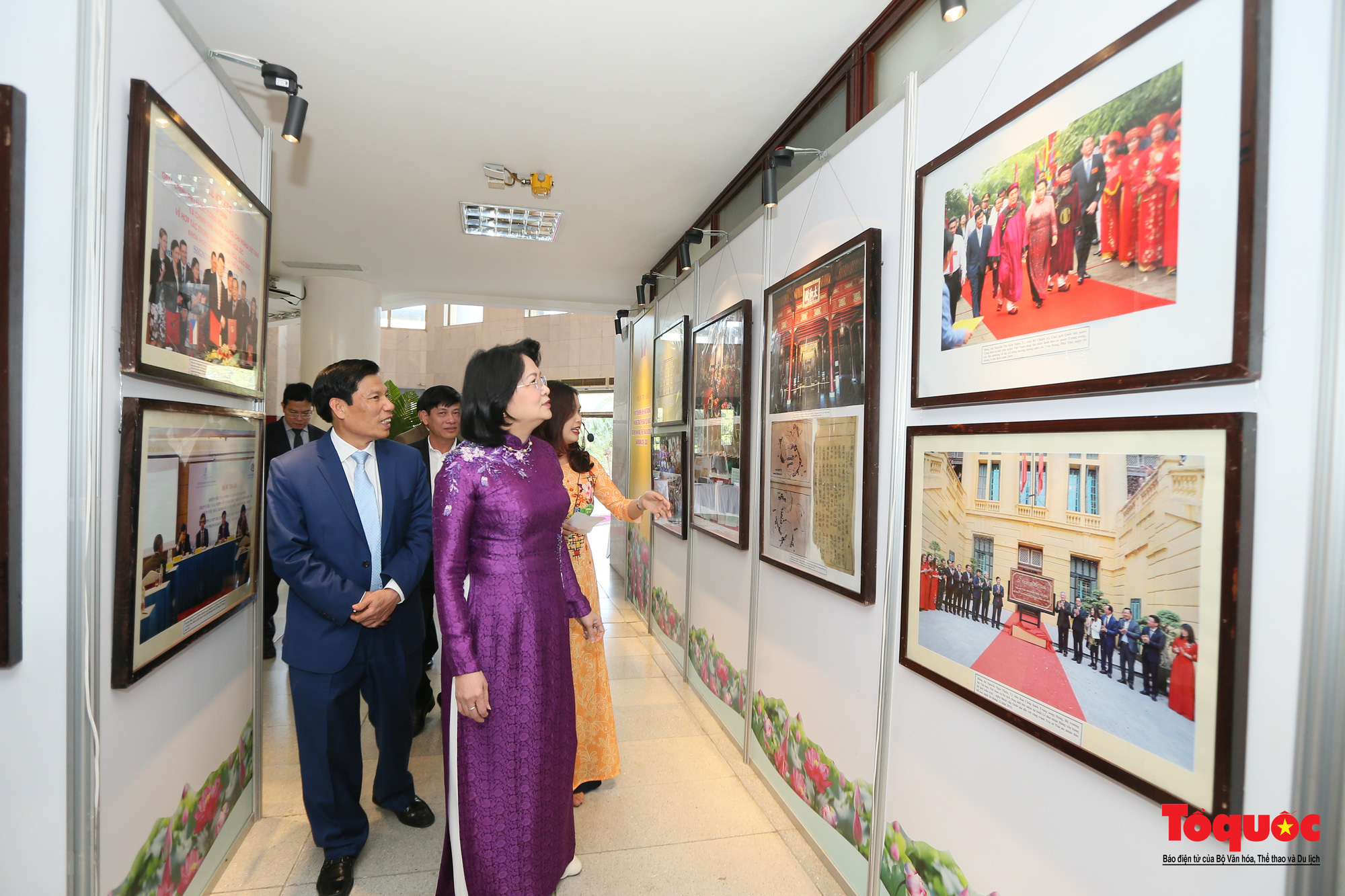 Các đại biểu xem Triển lãm một số hình ảnh phong trào Thi đua yêu nước và các gương điển hình tiên tiến của Bộ VHTTDL.