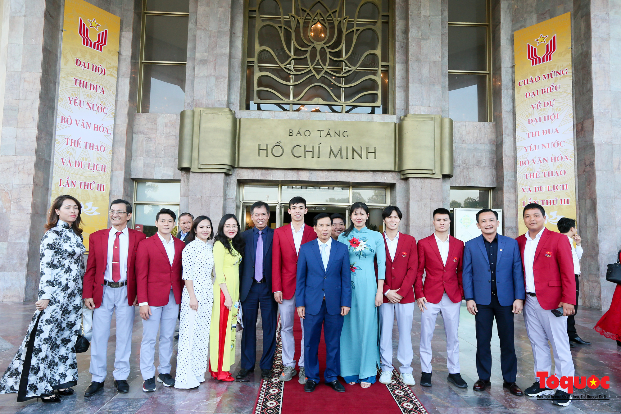 Bộ trưởng Nguyễn Ngọc Thiện chụp ảnh lưu niệm với các đại biểu dự Đại hội.