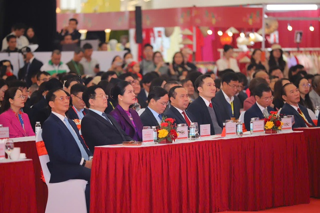 Thủ tướng dự Lễ khai mạc Hội chợ M&ugrave;a Xu&acirc;n lần thứ nhất năm 2026 - Ảnh 3.