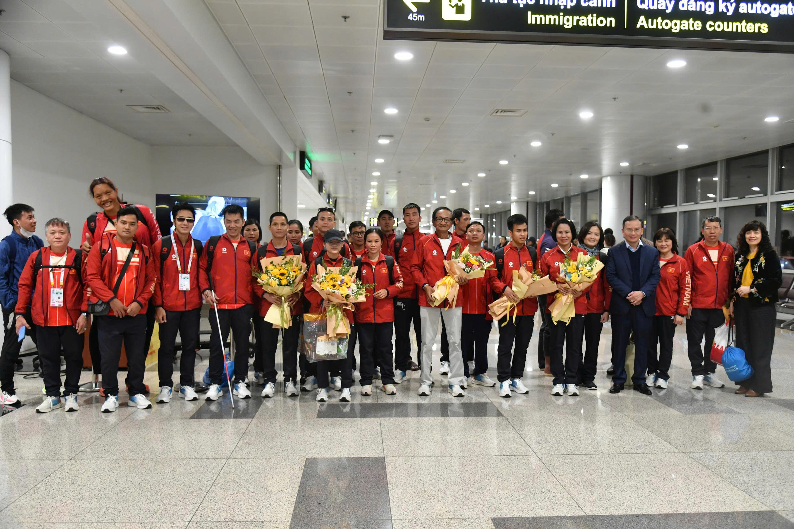 Đoàn Thể thao Người khuyết tật Việt Nam trở về nước sau kỳ ASEAN Para Games 13 đầy ấn tượng - Ảnh 2.