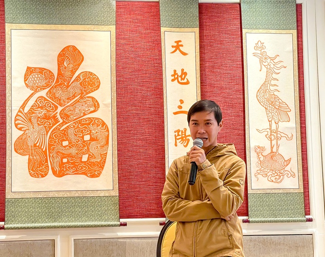 Hồi sinh nghề Liễn làng Chuồn: Đưa di sản tranh dân gian Việt Nam trở lại đời sống đường đại - Ảnh 1.