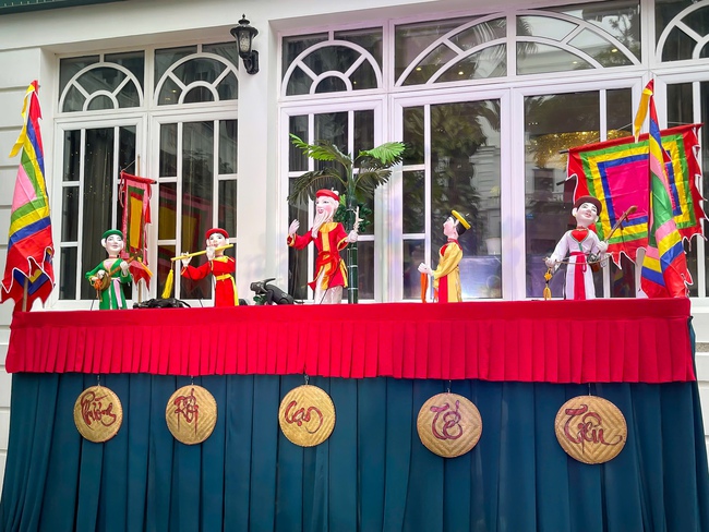 Hồi sinh nghề Liễn làng Chuồn: Đưa di sản tranh dân gian Việt Nam trở lại đời sống đường đại - Ảnh 5.