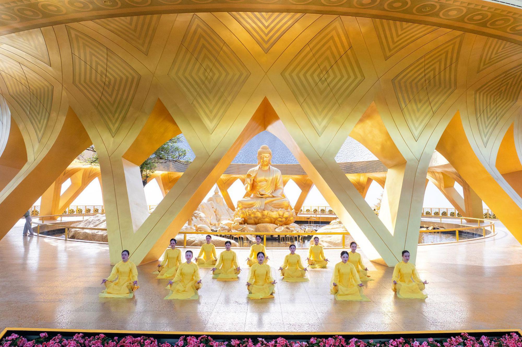 Hàng vạn du khách về Tây Ninh hành hương và chơi Hội xuân núi Bà - Ảnh 2.