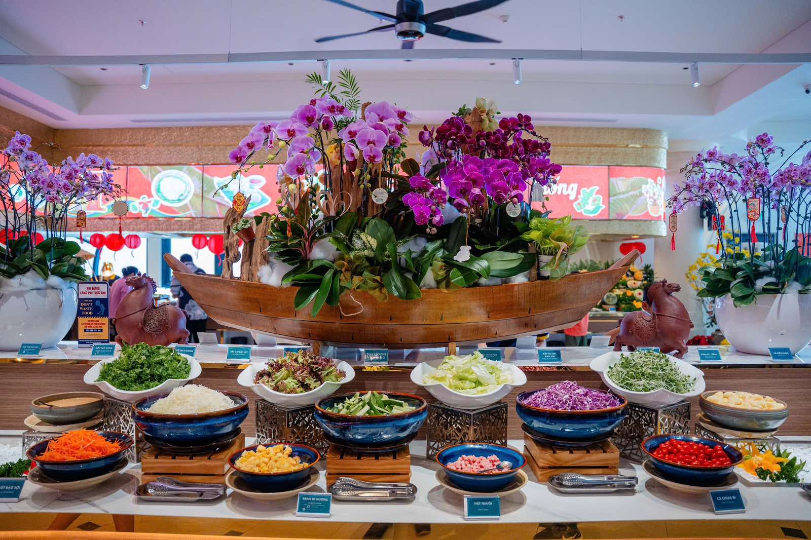 Hàng vạn du khách về Tây Ninh hành hương và chơi Hội xuân núi Bà - Ảnh 1.