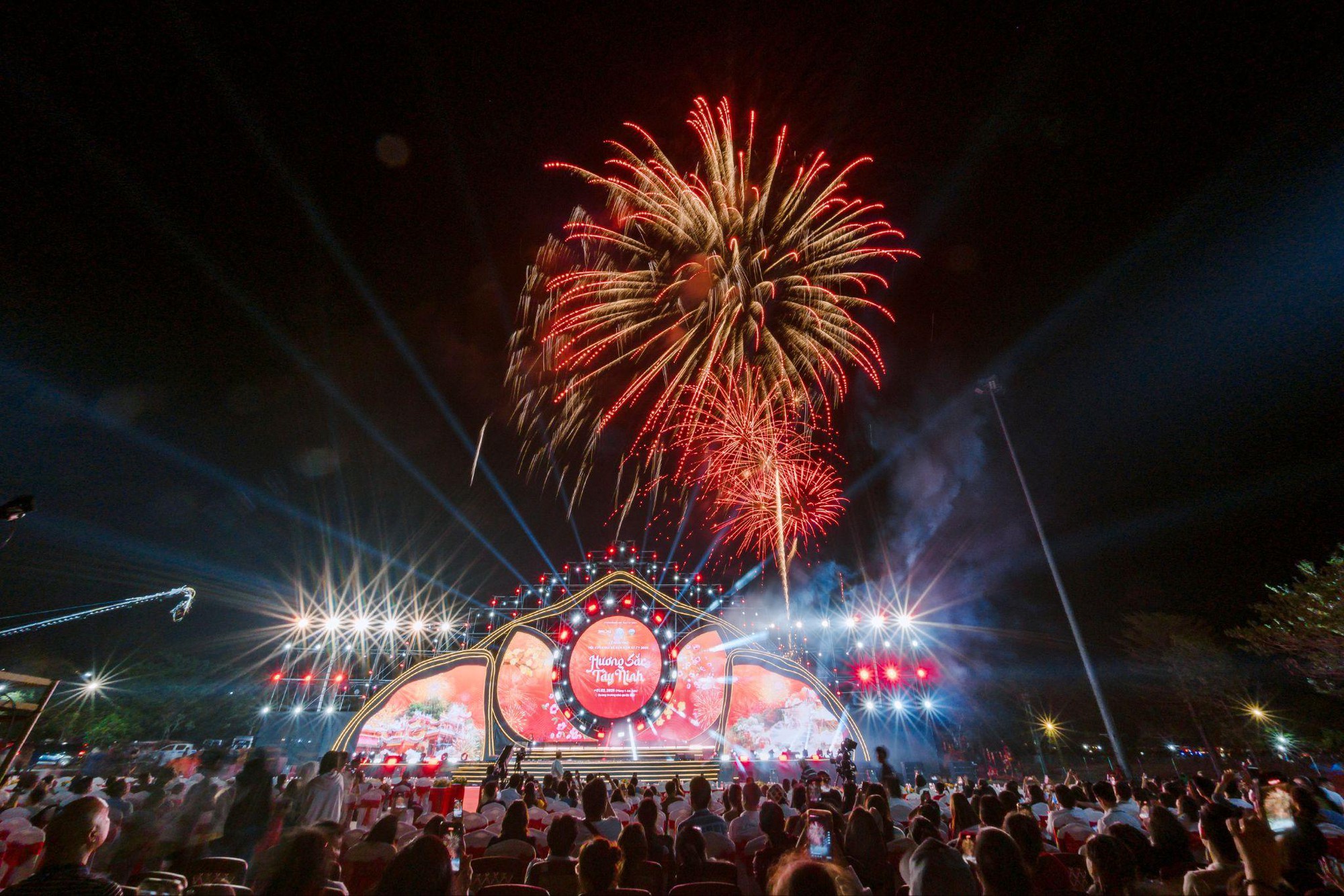 Hàng vạn du khách về Tây Ninh hành hương và chơi Hội xuân núi Bà - Ảnh 2.