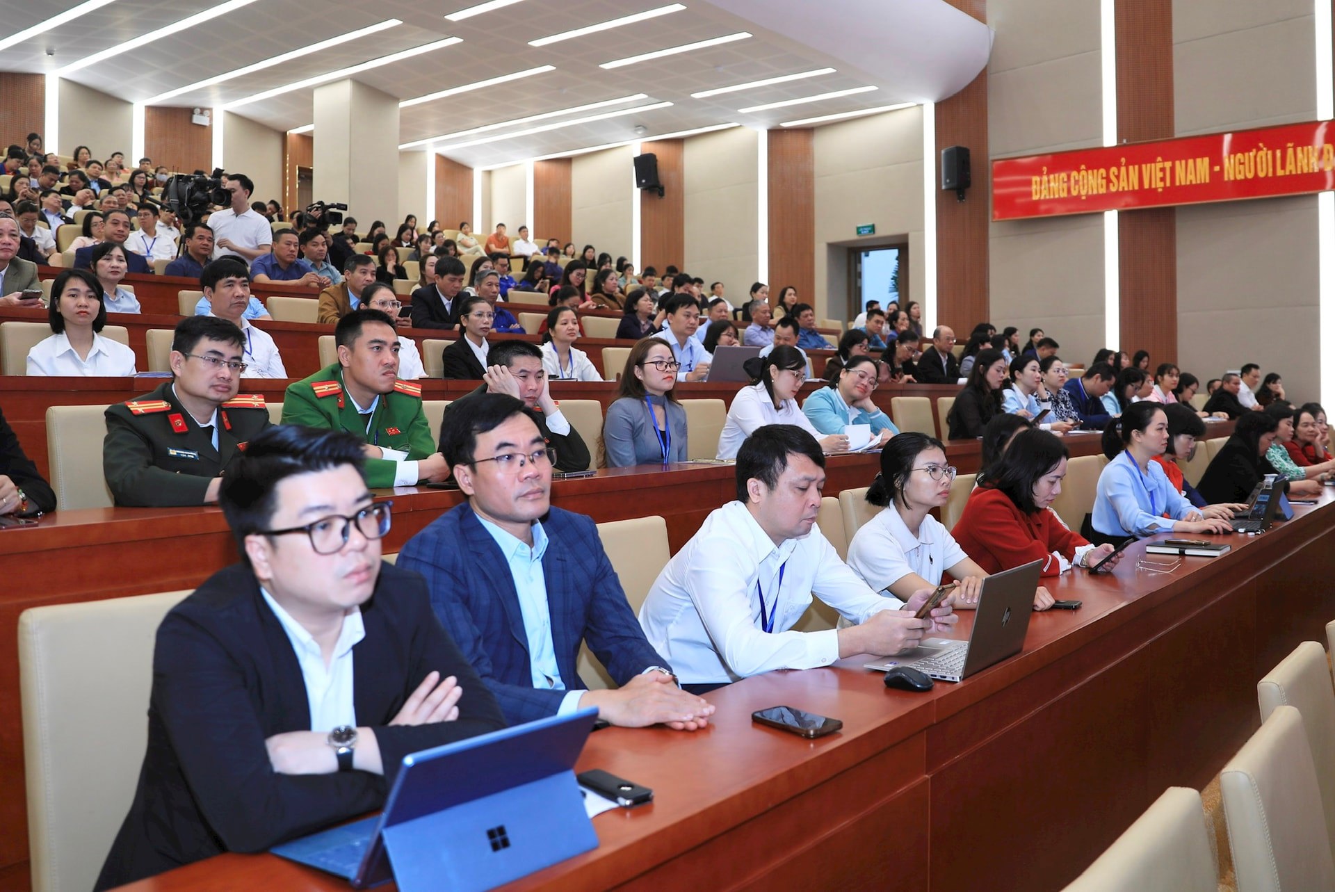 Bí thư Thành ủy Hà Nội Nguyễn Duy Ngọc, Thứ trưởng Thường trực Bộ VHTTDL Lâm Thị Phương Thanh và các ứng cử viên đại biểu Quốc hội tiếp xúc cử tri, vận động bầu cử - Ảnh 10.