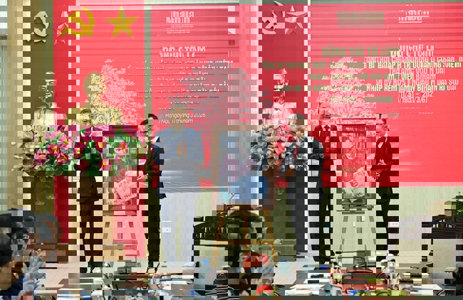 Tổng Bí thư Tô Lâm thăm và làm việc với Báo Nhân Dân nhân dịp kỷ niệm 75 năm Ngày Báo Nhân Dân ra số đầu - Ảnh 4.