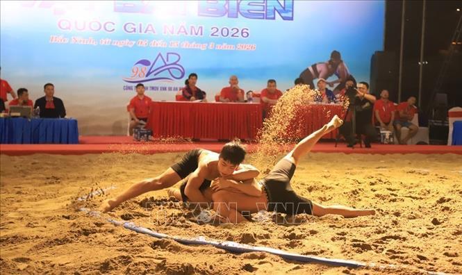 Gần 600 vận động viên tranh tài tại Giải Vô địch và vô địch trẻ Vật bãi biển quốc gia - Ảnh 1.