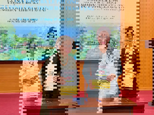 Tiếp nhận nhiều ảnh tư liệu quý về Chủ tịch Hồ Chí Minh - Ảnh 2.