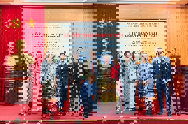 Tiếp nhận nhiều ảnh tư liệu quý về Chủ tịch Hồ Chí Minh - Ảnh 6.