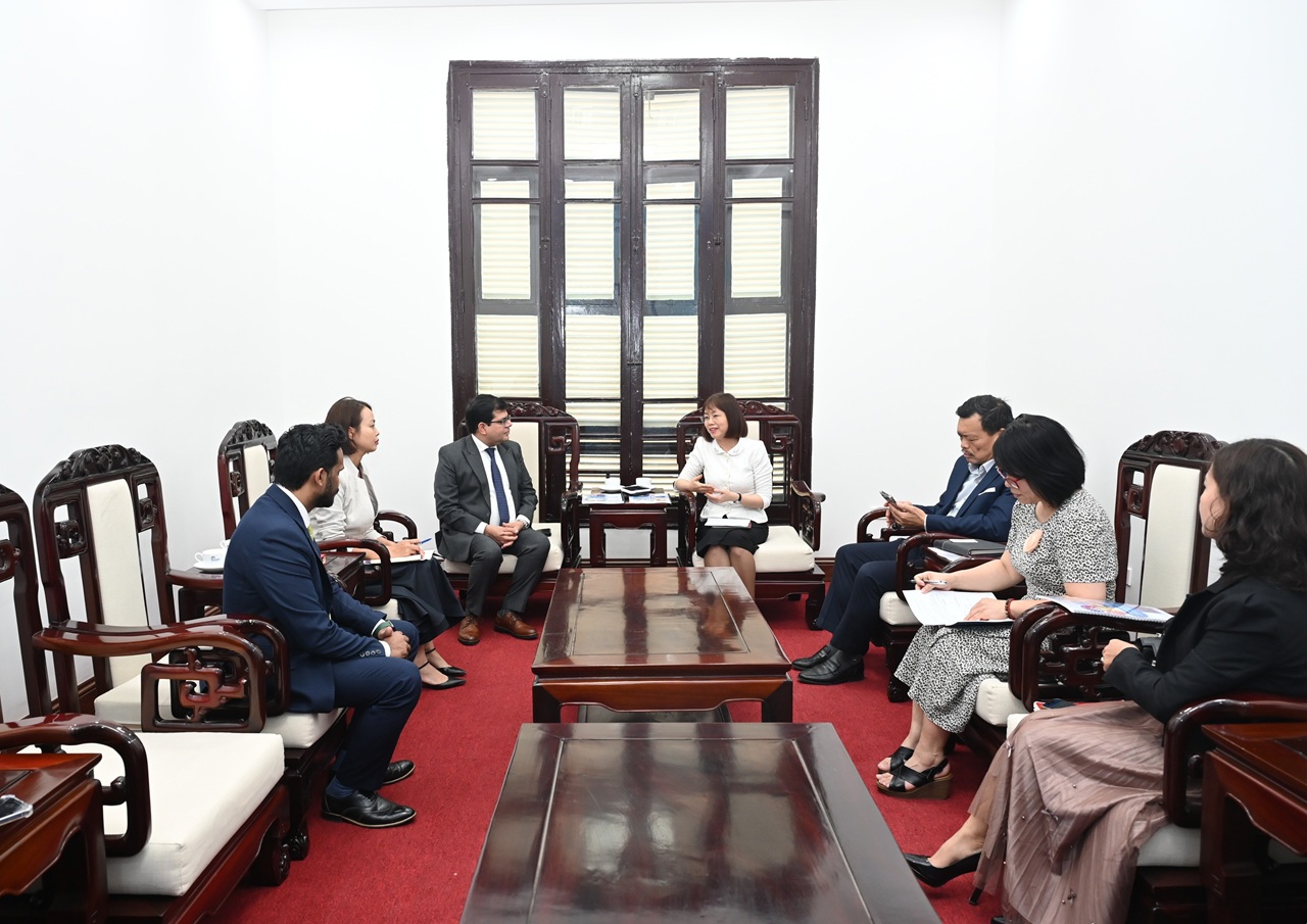 Cục Du lịch Quốc gia Việt Nam làm việc với Công ty VFS Global về hợp tác xúc tiến quảng bá du lịch - Ảnh 2.