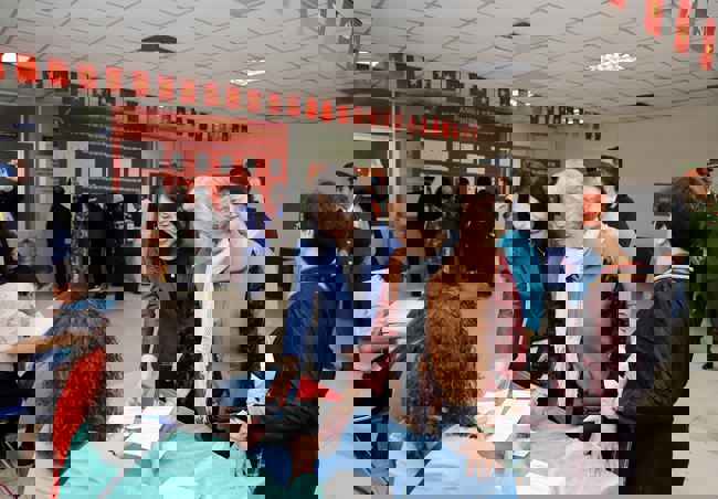 Thứ trưởng Thường trực Lâm Thị Phương Thanh bỏ phiếu bầu cử tại Khu vực số 16, phường Yên Hòa, Hà Nội - Ảnh 3.