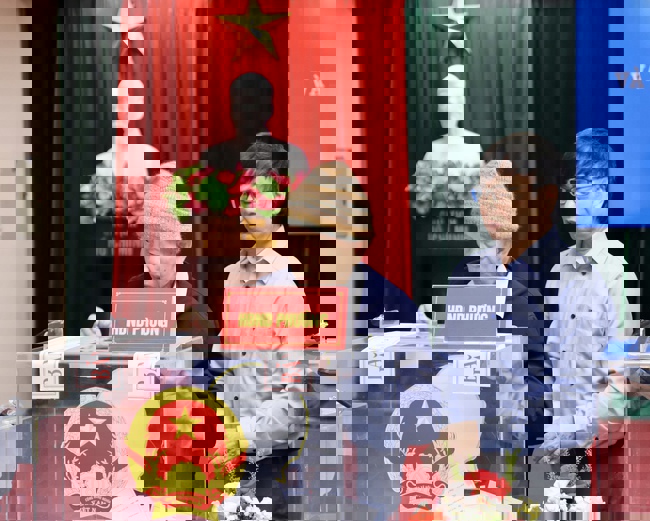 Thứ trưởng Thường trực Lâm Thị Phương Thanh bỏ phiếu bầu cử tại Khu vực số 16, phường Yên Hòa, Hà Nội - Ảnh 6.