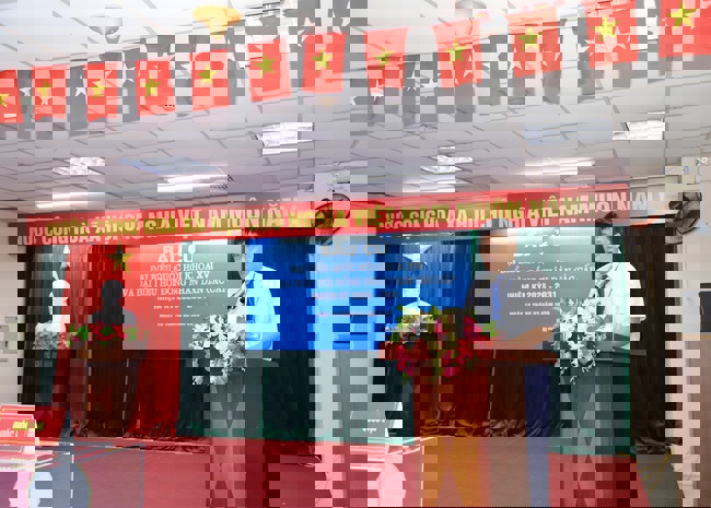 Thứ trưởng Thường trực Lâm Thị Phương Thanh bỏ phiếu bầu cử tại Khu vực số 16, phường Yên Hòa, Hà Nội - Ảnh 10.