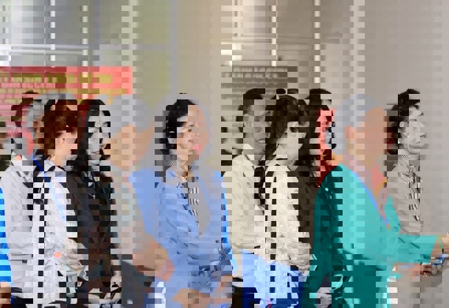 Thứ trưởng Thường trực Lâm Thị Phương Thanh bỏ phiếu bầu cử tại Khu vực số 16, phường Yên Hòa, Hà Nội - Ảnh 8.