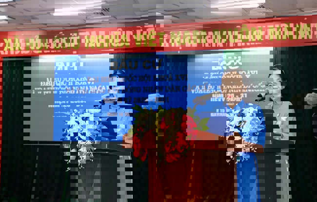 Thứ trưởng Thường trực Lâm Thị Phương Thanh bỏ phiếu bầu cử tại Khu vực số 16, phường Yên Hòa, Hà Nội - Ảnh 9.