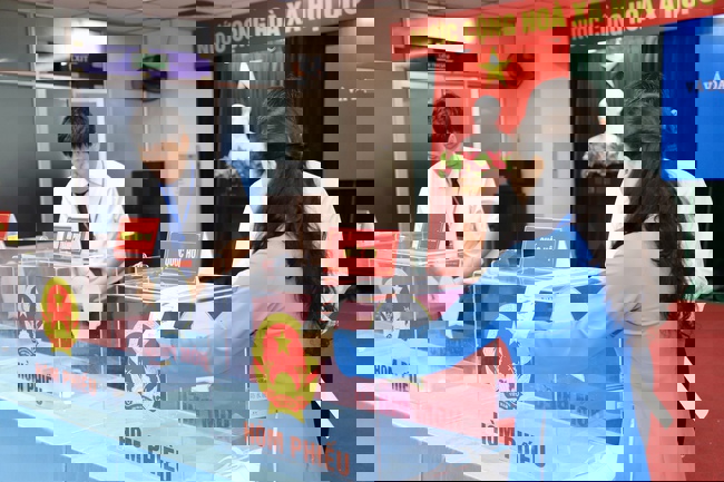 Thứ trưởng Thường trực Lâm Thị Phương Thanh bỏ phiếu bầu cử tại Khu vực số 16, phường Yên Hòa, Hà Nội - Ảnh 12.