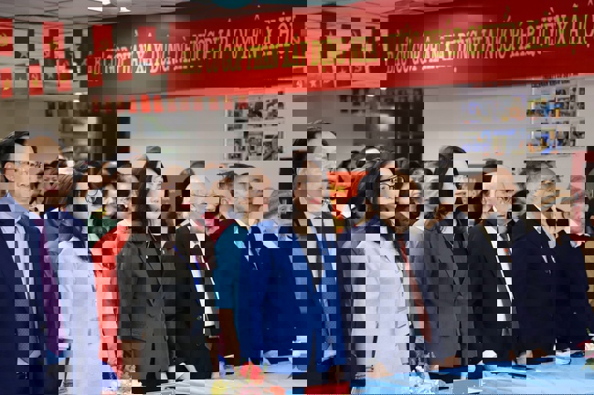 Thứ trưởng Thường trực Lâm Thị Phương Thanh bỏ phiếu bầu cử tại Khu vực số 16, phường Yên Hòa, Hà Nội - Ảnh 2.